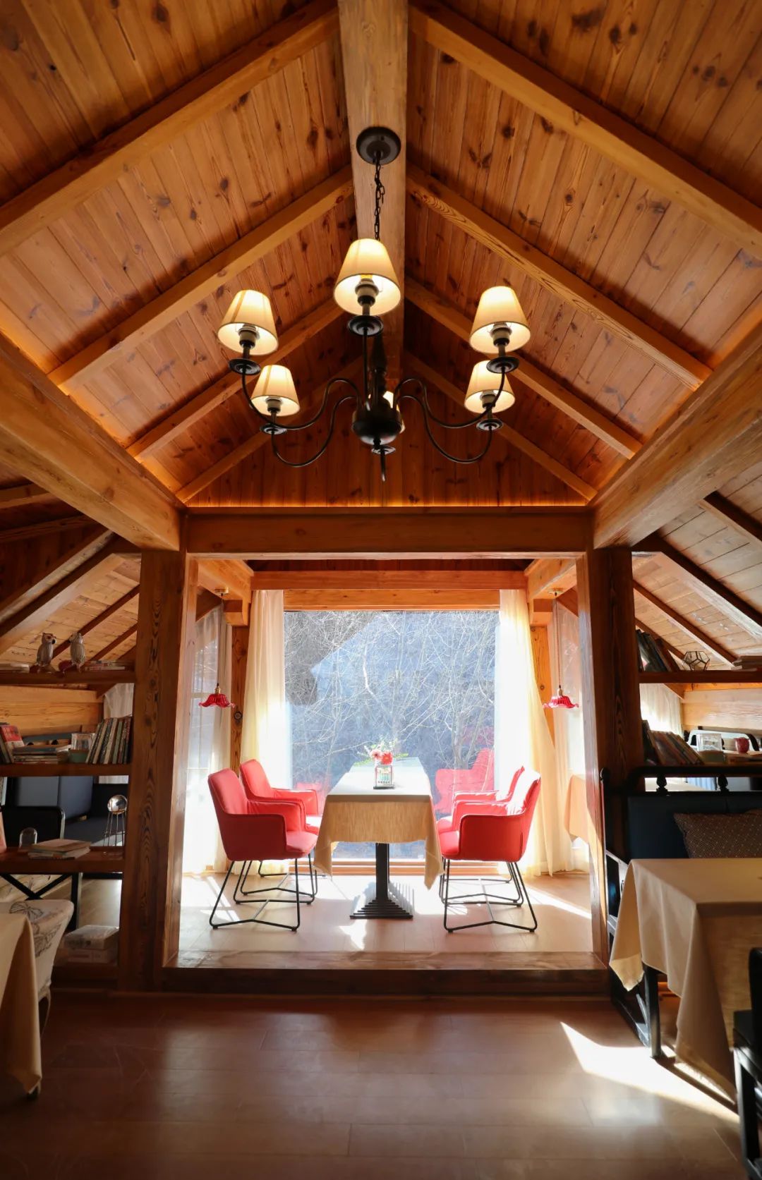 飞瀑冰封大地寒木屋小聚亲情暖冬游济南体验北欧般的冰火两重天