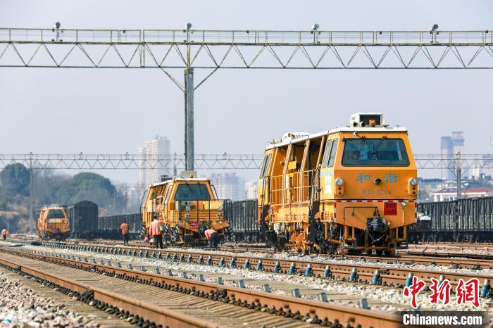 大型养路机械在鹰潭铁路枢纽编组站进行机械化施工作业. 汪翰 摄