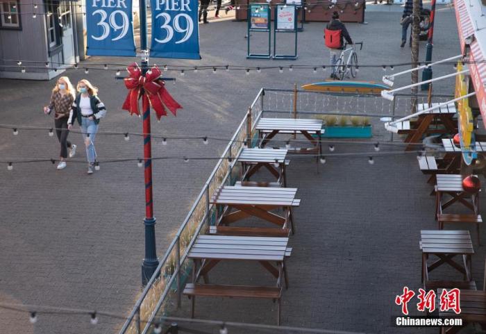 当地时间2020年12月7日，美国加州旧金山渔人码头一家餐厅停止提供户外就餐服务。中新社记者 刘关关 摄