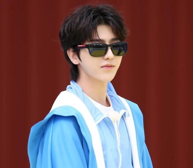 剪影海报公开,网传新mc是顶流艺人,蔡徐坤有压力|蔡徐坤|跑男_新浪