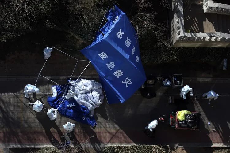 当日,北京大风黄色预警,阵风达八九级.