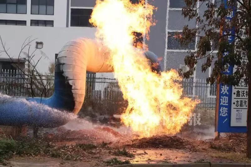 柳州这地方燃气管道起火,灼热烈焰蹿起四五米高!