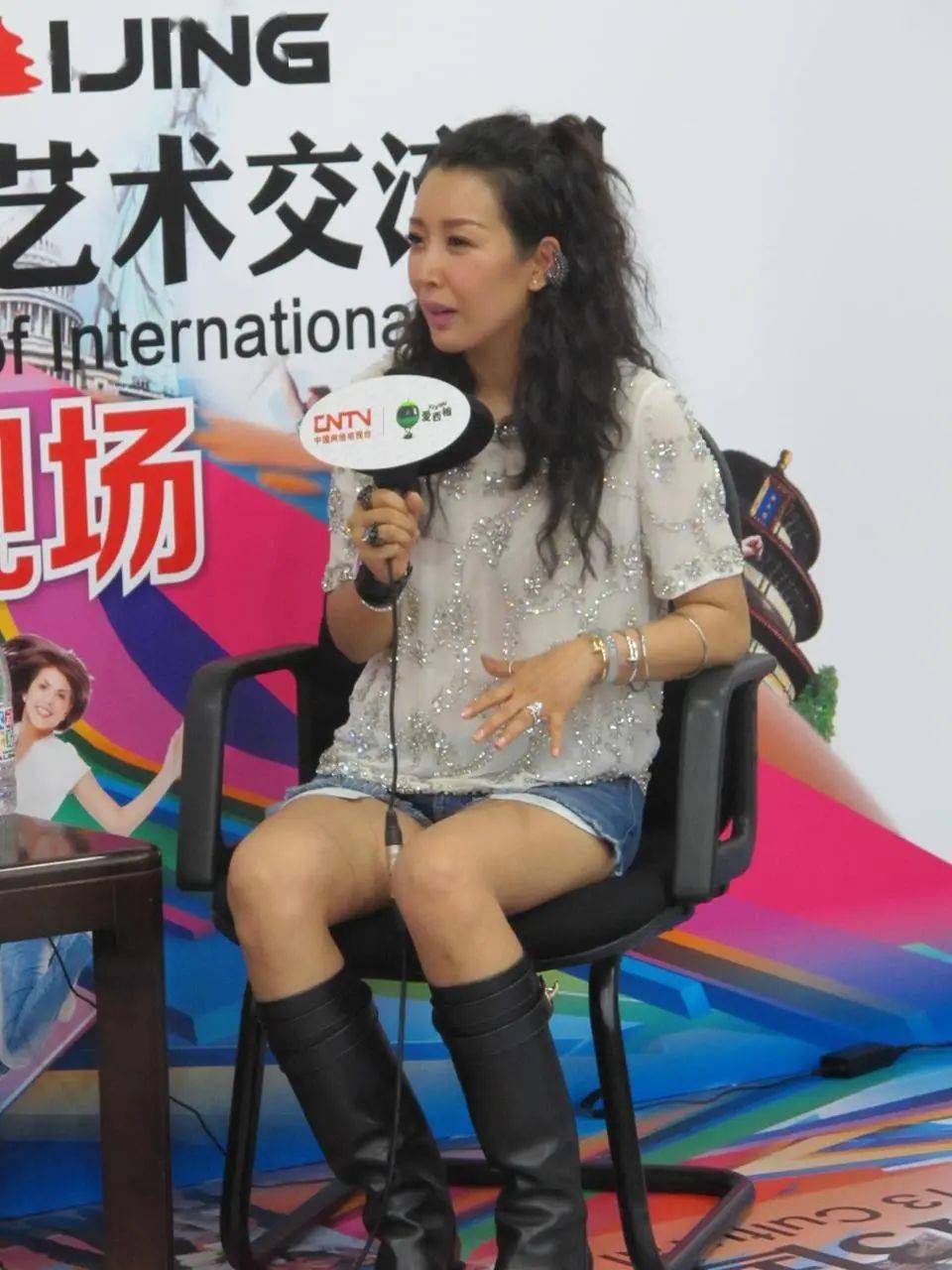 歌手孙悦也快60了吧还穿花衬衫出镜是个老人却没一点老人样