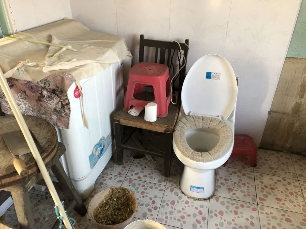 马桶不但正对灶台,没有任何遮挡,还没有上下水.新华社记者 于也童 摄