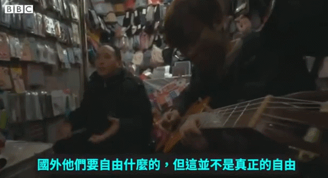  BBC武汉街头采访 视频截图GIF
