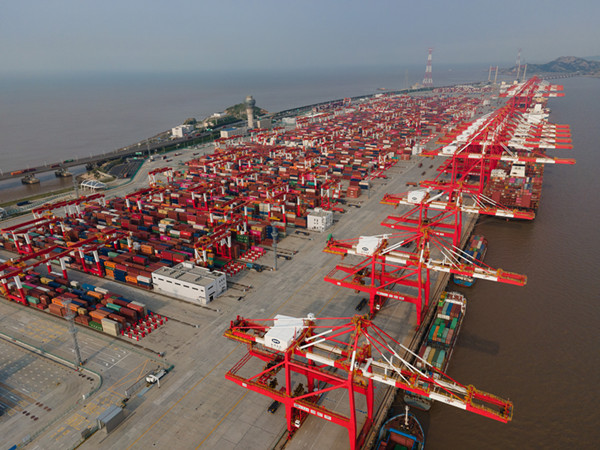 图说:2020年6月18日,航拍视角下的世界第一大集装箱港口——上海港洋山港区。(资料照片 东方IC)
