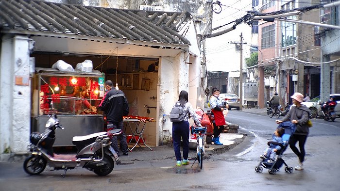 街边的“奇味烧腊店”。图片来源：史子杨/摄