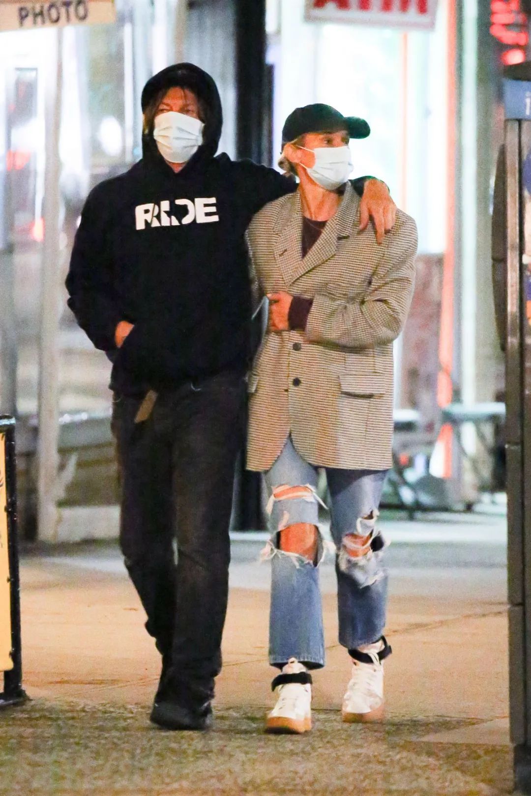 男星街拍 黄晓明开启逆生长模式 小贾海狸绿色系情侣穿搭敲可爱 何昶希 新浪新闻