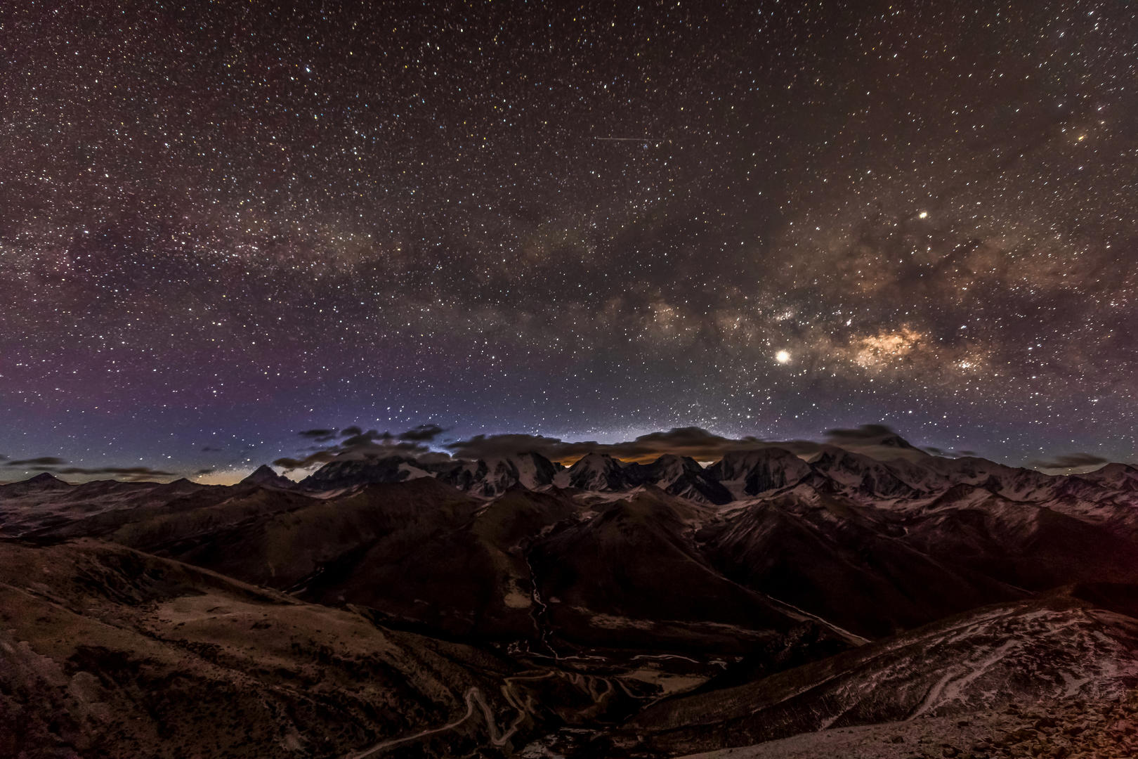 2019年2月11日,四川省康定雅哈垭口,贡嘎雪山银河星空.图据视觉助国
