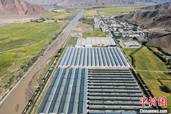 资料图为，西藏日喀则白朗县珠峰现代农业科技创新博览园，该园区解决了当地150余位农牧民的转移就业问题。江飞波 摄