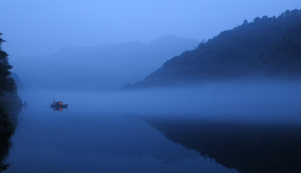 所谓夜航船,指的是在晚上乘船长途出行,就类似于现代的长途火车旅行.