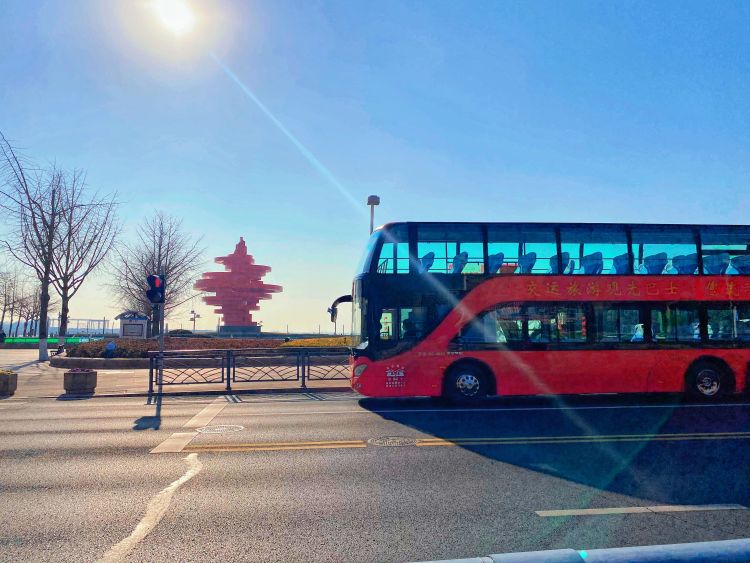 双层观光巴士运行十周年啦 全城征集新"名字"|青岛_新浪新闻