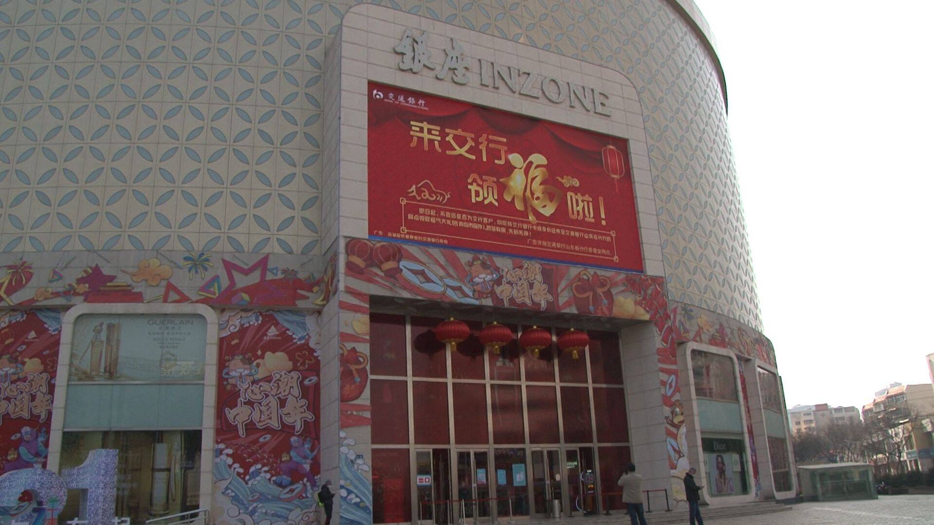 随后,执法检查人员前往银座购物广场泺源大街店,对商超内部的电梯进行