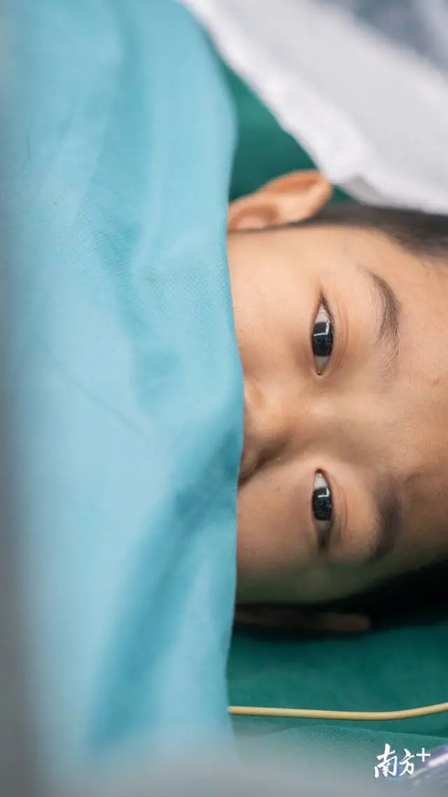 1月1日中午，中山三院岭南医院手术室内，小捷正准备接受手术。7岁大的他瞪大眼睛，好奇地打量手术室内的一切。