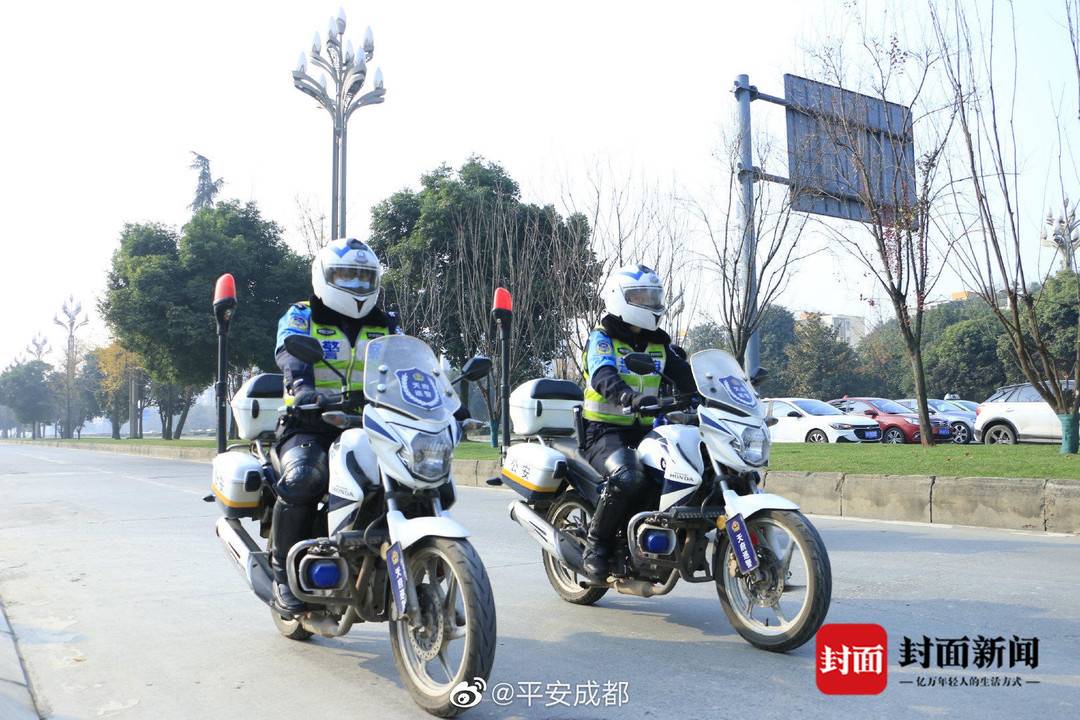 54%,首支特警铁骑护卫队亮相街头