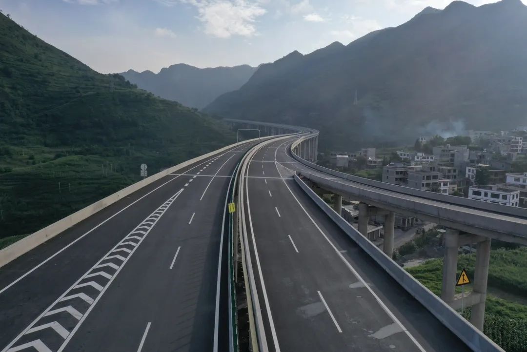 为镇雄高速建设者点赞!