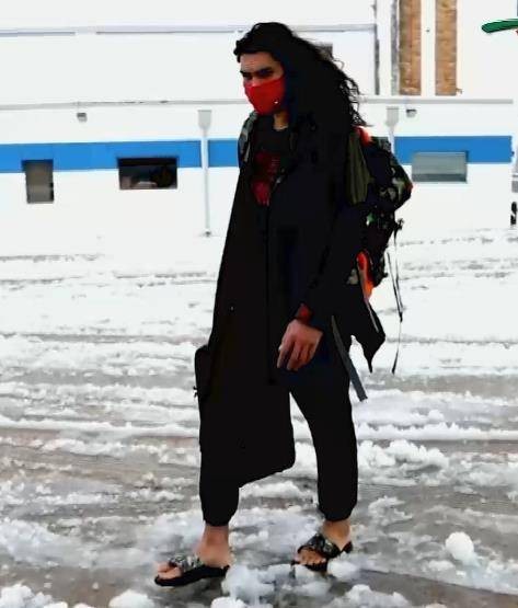 真海王?亚当斯在冰天雪地中光脚穿凉拖