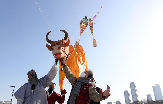 韩国民众放飞"牛"风筝