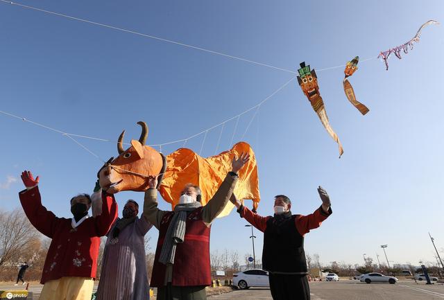 韩国民众放飞"牛"风筝