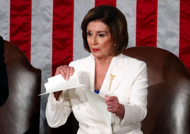 美国众议院议长佩洛西家房屋被涂鸦并扔了猪头