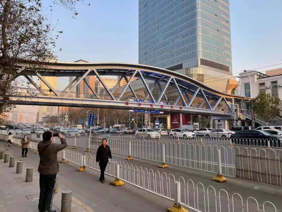 看!武汉这座过街人行天桥火了|武汉_新浪新闻