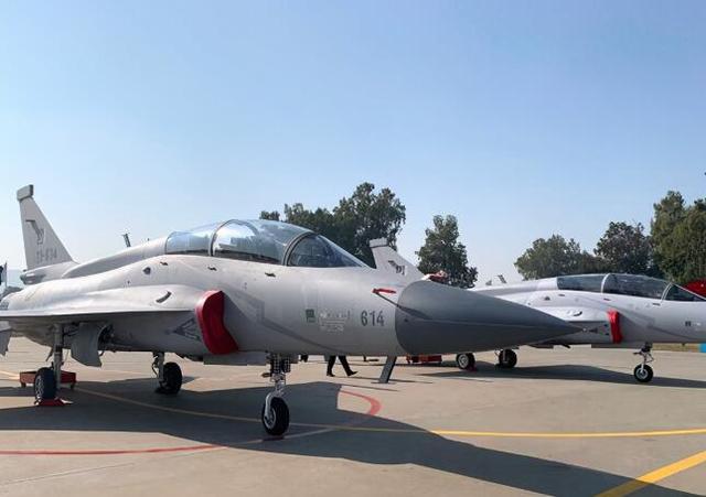 中巴友谊再传喜讯:双座枭龙战机服役,现场还有一位神秘客人