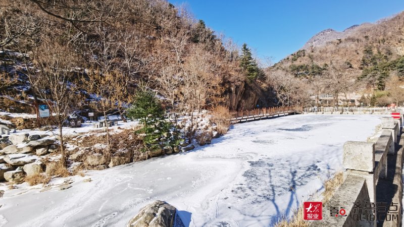 入泰山龙湾赏冬日冰瀑 雪后素静淡雅好似水墨画