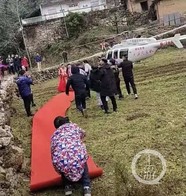 直升机机身印有“湖北应急”字样,引发关注。/网络