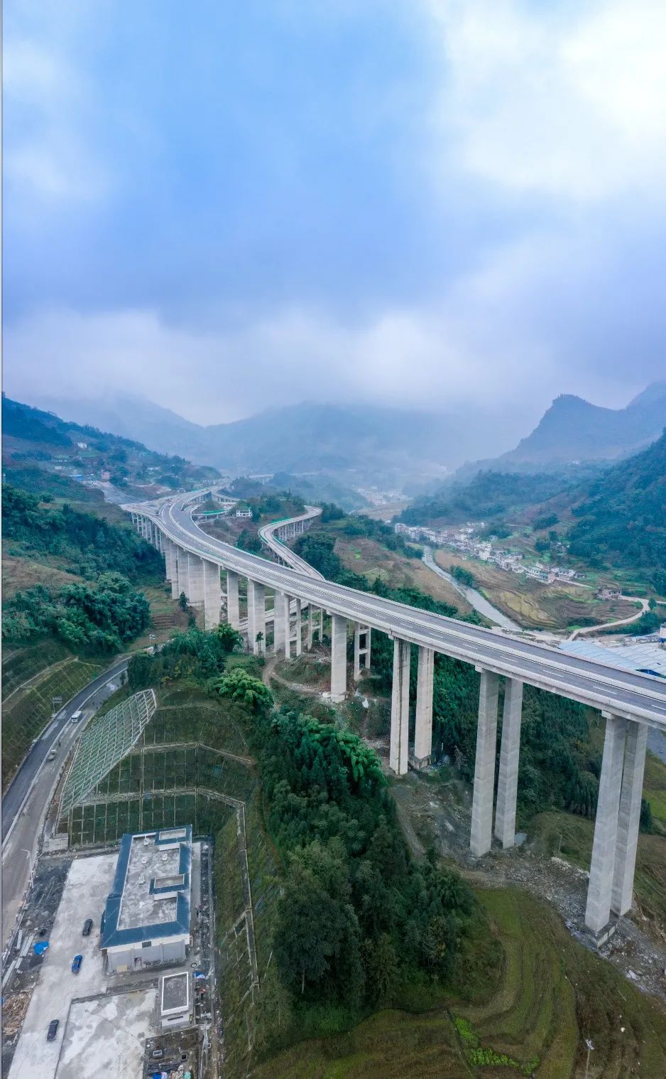 为镇雄高速建设者点赞!