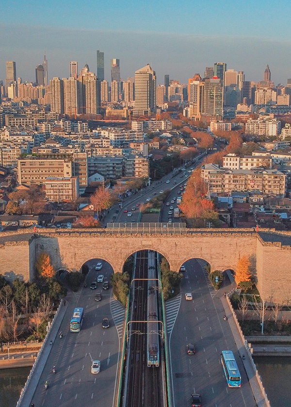 2020年12月15日，南京地铁一号线列车穿过长干门。人民视觉 资料图