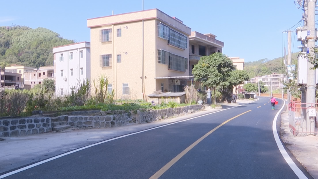 8公里的乡道"换新衣",村民:心情舒畅了!