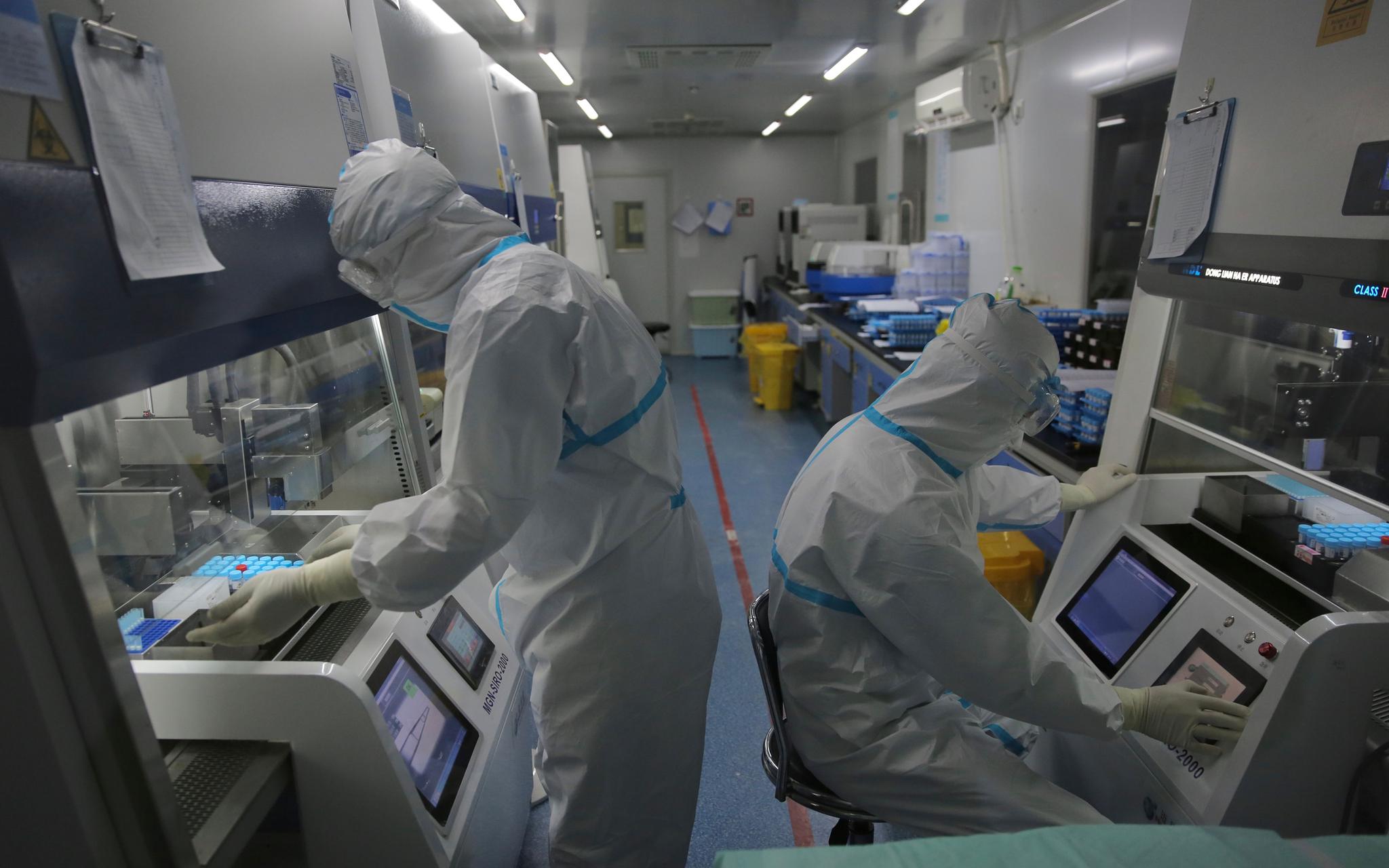 顺义一家新冠病毒检测实验室,检验人员对样本进行处理.