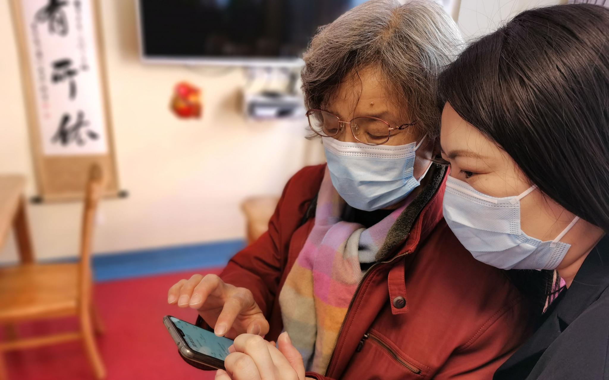 南昌市老年乘车证年检在什么地方办理？