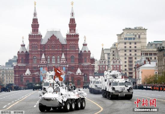 资料图：2017年，俄罗斯在首都莫斯科举行盛大阅兵式庆祝卫国战争胜利72周年。图为俄罗斯北极军事装备首次亮相阅兵式。