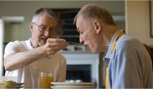 四招缓解中风患者的进食难题