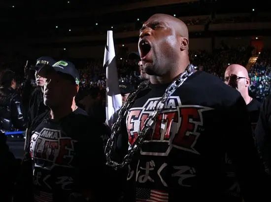 回首过去,中国第一人张铁泉打出的断头台降服,"小菊"桑托斯与"院长"