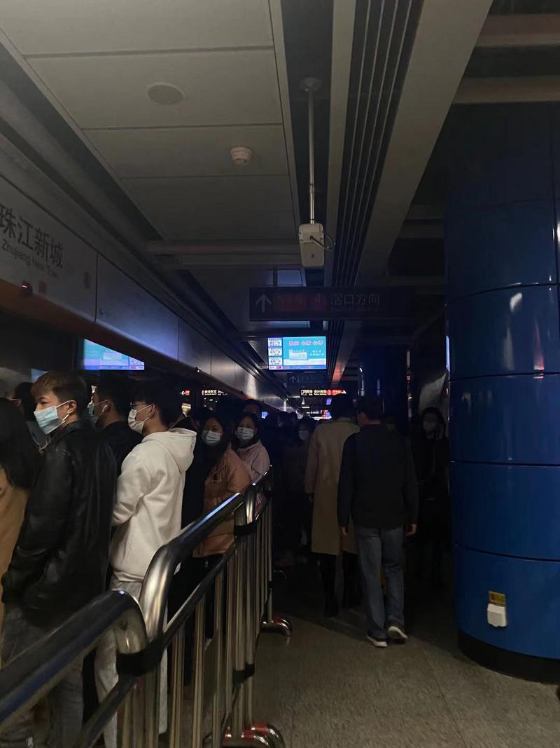 珠江新城站冒烟停电?广州地铁:乘客误按灭火器所致