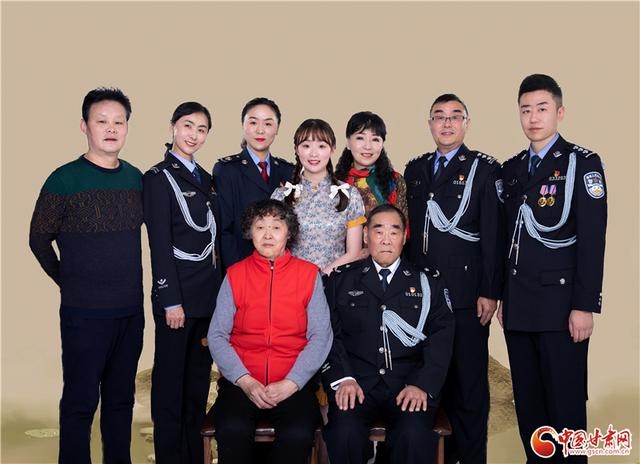 首届中国人民警察节 兰州网警王续超：一家三代从警 传承公安荣耀休闲区蓝鸢梦想 - Www.slyday.coM