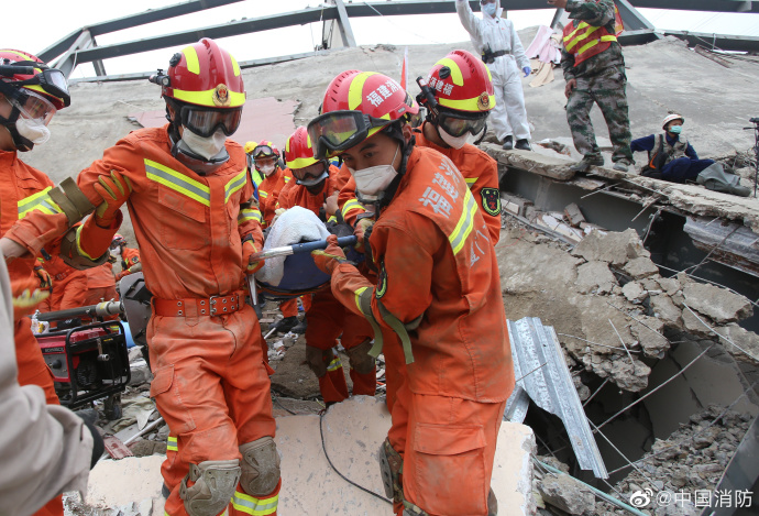 福建消防救援指战员在泉州欣佳酒店坍塌事故现场救援.