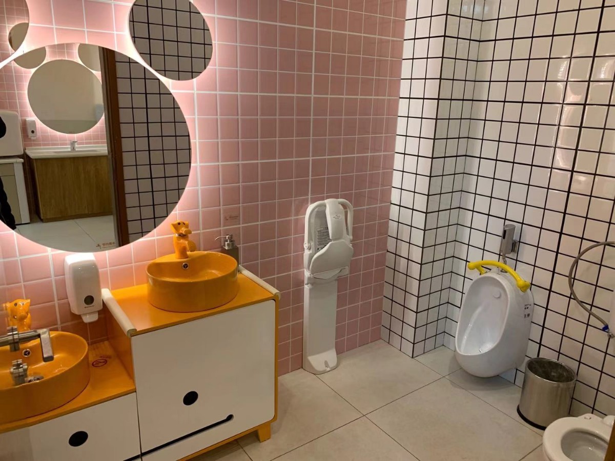 芳圆里idmall母婴室内的儿童卫生间充满童趣.