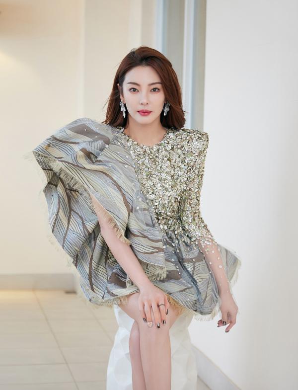 张雨绮着金色荷叶边礼服大秀美腿 阳台边背靠蓝天大海惬意优雅