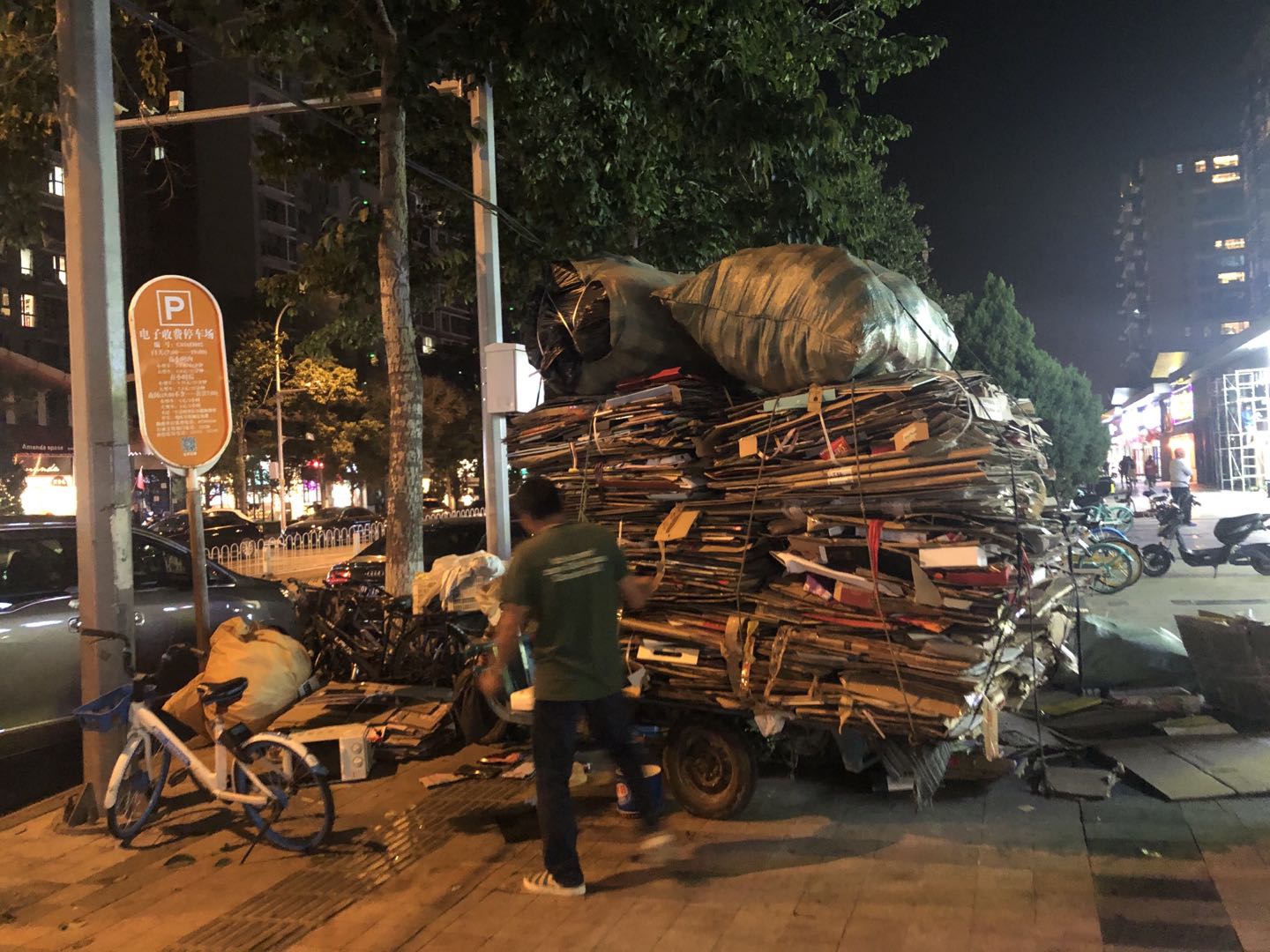 北京街头的废品回收三轮车.2020年10月,澎湃新闻记者冯婧 图