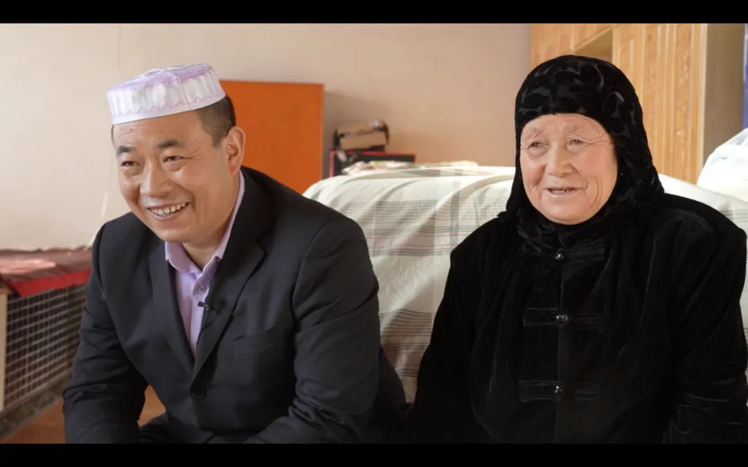 马乙拉四和母亲在一起