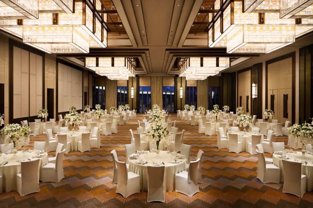 天津康莱德酒店举办"花漾"主题婚礼展,呈现梦幻婚礼殿堂