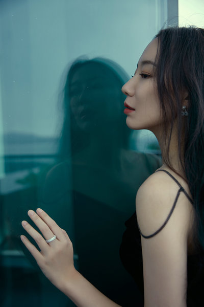 英泽最新写真大片曝光 黑色简约长裙演绎慵懒御姐风