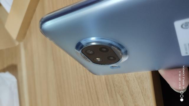 好在送的后壳还是比较贴心的,镜头的位置明显高出摄像头的高度.