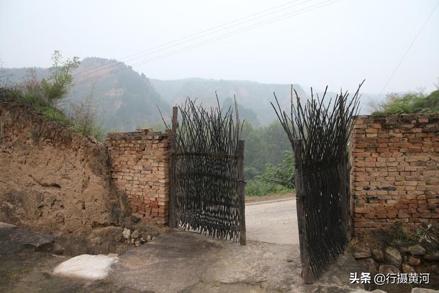 53岁大哥20年前因失误致妻儿亡故,如今独守大院他要等妻回家