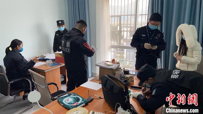 图为搜查涉案团伙公司. 董盛华 摄