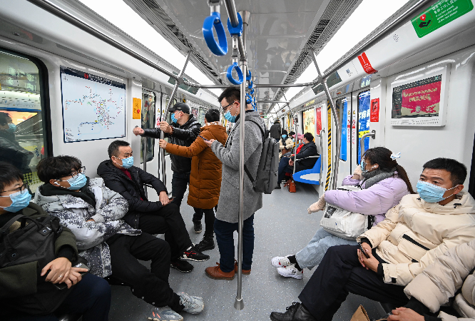 杭州地铁车厢内,每位乘客都佩带口罩.