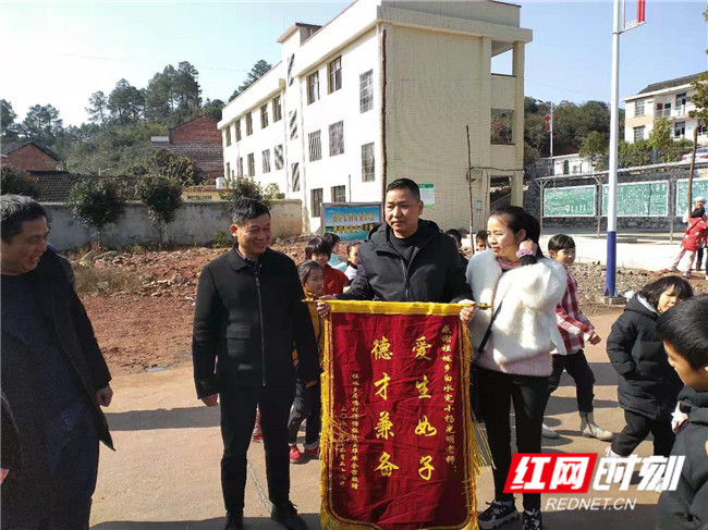 暖心！学生无故缺勤，细心老师破门而入救下一家四口休闲区蓝鸢梦想 - Www.slyday.coM